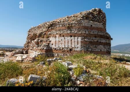 Ruinen einer alten Moschee am Ayasuluk Hügel. Im Inneren der Burg Selcuk gibt es Zisternen verschiedener Größen, enge Gassen mit Steinpflaster und einem Mosq Stockfoto