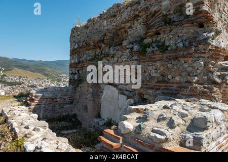 Ruinen einer alten Moschee am Ayasuluk Hügel. Im Inneren der Burg Selcuk gibt es Zisternen verschiedener Größen, enge Gassen mit Steinpflaster und einem Mosq Stockfoto