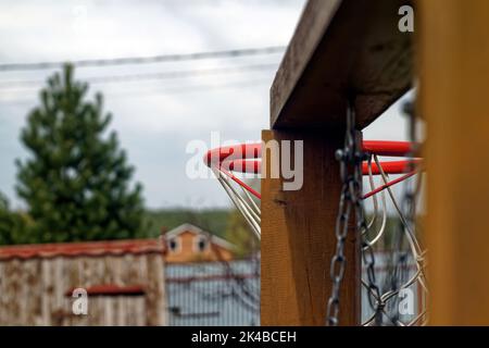 Basketballring im Hof im Dorf, im Frühling Stockfoto