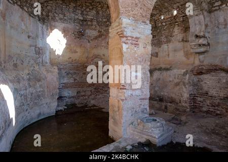 Ruinen einer alten Moschee am Ayasuluk Hügel. Im Inneren der Burg Selcuk gibt es Zisternen verschiedener Größen, enge Gassen mit Steinpflaster und einem Mosq Stockfoto