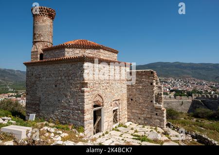 Ruinen einer alten Moschee am Ayasuluk Hügel. Im Inneren der Burg Selcuk gibt es Zisternen verschiedener Größen, enge Gassen mit Steinpflaster und einem Mosq Stockfoto