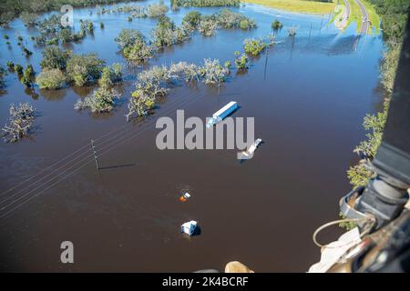 Air and Marine Operations Luftbesatzungen reagieren auf die betroffenen Gebiete entlang der Küste Floridas, nachdem der Sturmkanfall Ian, 30. September 2022, einstürzt wurde. Die Besatzungen sind mit einem Hebezeug ausgestattet, um allen zu helfen, die eine Notabsaugung benötigen. Foto von Ozzy Trevino Stockfoto