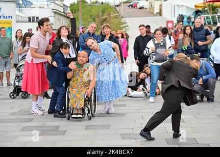 Bournemouth, Dorset, Großbritannien, Samstag, 1.. Oktober 2022. Kittel, ein Fest der Individualität und des Unterschieds, von der Performance-Gruppe Stop Gap Theatre am Pier Approach im Rahmen des jährlichen Arts by the Sea Festivals. Kredit: Paul Biggins/Alamy Live Nachrichten Stockfoto