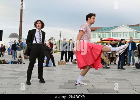 Bournemouth, Dorset, Großbritannien, Samstag, 1.. Oktober 2022. Kittel, ein Fest der Individualität und des Unterschieds, von der Performance-Gruppe Stop Gap Theatre am Pier Approach im Rahmen des jährlichen Arts by the Sea Festivals. Kredit: Paul Biggins/Alamy Live Nachrichten Stockfoto