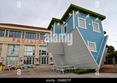 Bournemouth, Dorset, Großbritannien, Samstag, 1.. Oktober 2022. Ein umgekehrtes Haus außerhalb des Pavilion Theatre ist Teil des jährlichen Arts by the Sea Festivals. Kredit: Paul Biggins/Alamy Live Nachrichten Stockfoto