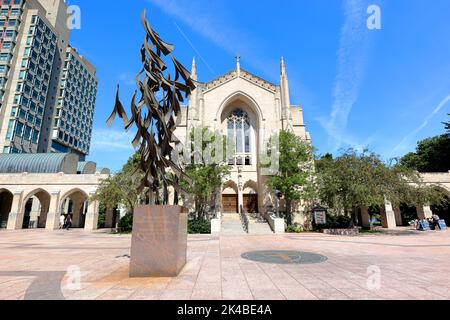 Marsh Chapel und „Free at Last“-Skulptur in Erinnerung an Martin Luther King Jr an der Boston University, Boston, Massachusetts. Stockfoto