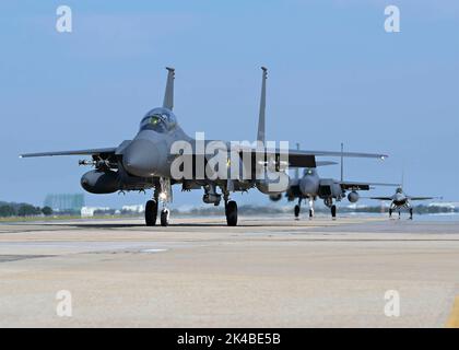 Gunsan, Südkorea. 22. September 2022. Südkorea Luftwaffe F-15K Slam Eagle Kampfflugzeug, zugewiesen an das ROK 110. Fighter Squadron, Taxi auf der Fluglinie auf dem Kunstan Air Base, 22. September 2022 in Gunsan, Südkorea. Stockfoto