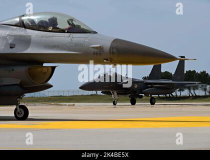 Gunsan, Südkorea. 22. September 2022. Ein F-16 Kampfflugzeug der US-Luftwaffe, links, dem 8. Fighter Wing und einem F-15K Slam Eagle Kampfflugzeug der Republik Korea, dem ROK 110. Fighter Squadron zugewiesen, Taxi auf der Fluglinie auf dem Kunstan Air Base, 22. September 2022 in Gunsan, Südkorea. Stockfoto