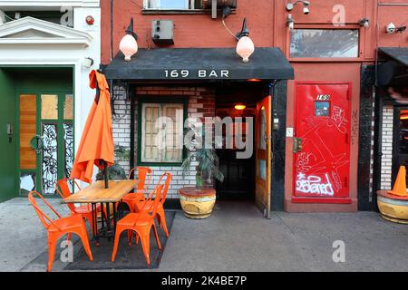 169 Bar, 169 E Broadway, New York, NYC Foto von einer Bar in der Lower East Side in Manhattan. Stockfoto