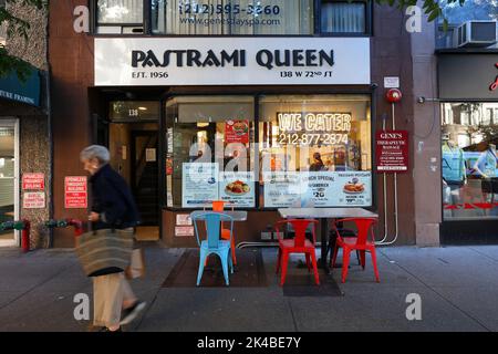 Pastrami Queen, 138 W 72. St, New York, NYC Foto von einem koscheren Deli in Manhattans Upper West Side Stockfoto