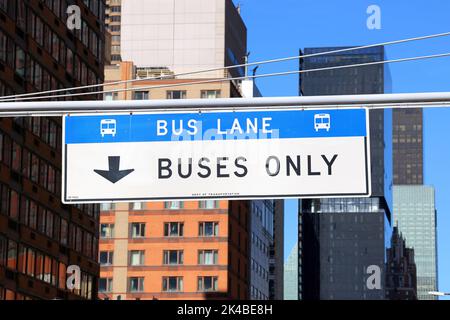 Bus Lane, Beschilderung nur für Busse auf einer New York City Straße. Das Verkehrsschild weist darauf hin, dass die Fahrspur auf Busse oder Abbiegungen beschränkt ist. Stockfoto