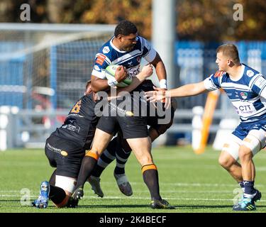 Coventry, Großbritannien. 01. Oktober 2022. Senitiki Nayalo von Coventry Rugby wird während des Meisterschaftsspiels Coventry Rugby gegen Ealing Trailfinders in Butts Park Arena, Coventry, Großbritannien, 1.. Oktober 2022 (Foto von Nick Browning/News Images) in Coventry, Großbritannien am 10/1/2022, angegangen. (Foto von Nick Browning/News Images/Sipa USA) Quelle: SIPA USA/Alamy Live News Stockfoto