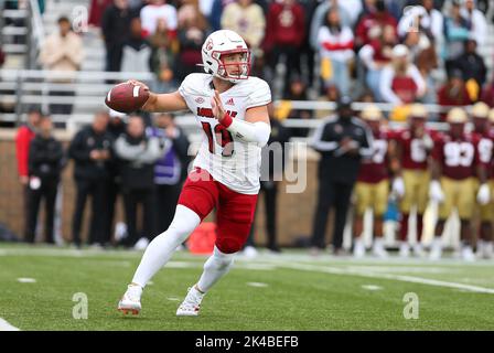 Alumni-Stadion. 1. Oktober 2022. MA, USA; Louisville Cardinals Quarterback Brock Domann (19) rollt während des NCAA-Fußballspiels zwischen Louisville Cardinals und Boston College Eagles im Alumni Stadium aus der Tasche. Anthony Nesmith/CSM/Alamy Live News Stockfoto