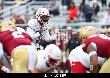 Alumni-Stadion. 1. Oktober 2022. MA, USA; Louisville Cardinals Quarterback Malik Cunningham (3) im Einsatz während des NCAA-Fußballspiels zwischen Louisville Cardinals und Boston College Eagles im Alumni Stadium. Anthony Nesmith/CSM/Alamy Live News Stockfoto