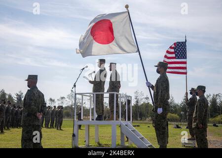 Akkeshi, Japan. 01. Oktober 2022. US Marine Corps Colon. Jonathon Sims, Kommandooffizier der 12. Marines, und der Oberst der japanischen Selbstverteidigungseinheit Watanabe Koki, 2D Division Chief of Staff, Northern Army, sprechen während der Eröffnungszeremonie des Resolute Dragon 22 im Yausubetsu Manöver Area, 1. Oktober 2022 in Hokkaido, Japan. Kredit: Cpl. Diana Jimenez/USA Marine Corps/Alamy Live News Stockfoto