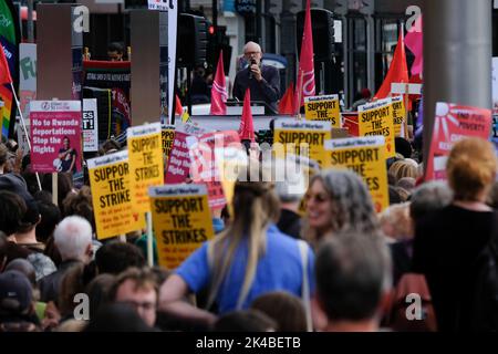 London, Großbritannien. 01. Oktober 2022. Eine Koalition von Gruppen, die genug ist genug, Just Stop Oil und Extinction Rebellion enthalten, fordern einen Herbst der Aktion, um die Lebenshaltungskosten zu bekämpfen, indem sie reale Lohnerhöhungen fordern, Sie senken die Energiekosten und besteuern die Reichen und die Klimakrise, indem sie die Entwicklung neuer fossiler Brennstoffe stoppen und günstige öffentliche Verkehrsmittel anbieten. Quelle: Joao Daniel Pereira/Alamy Live News Stockfoto