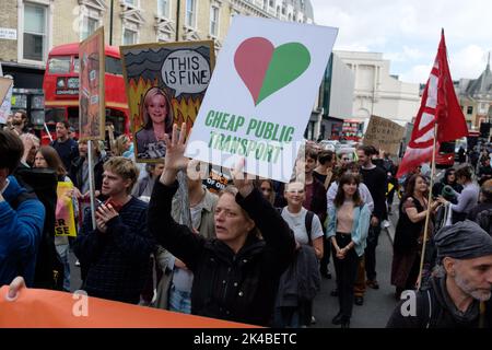 London, Großbritannien. 01. Oktober 2022. Eine Koalition von Gruppen, die genug ist genug, Just Stop Oil und Extinction Rebellion enthalten, fordern einen Herbst der Aktion, um die Lebenshaltungskosten zu bekämpfen, indem sie reale Lohnerhöhungen fordern, Sie senken die Energiekosten und besteuern die Reichen und die Klimakrise, indem sie die Entwicklung neuer fossiler Brennstoffe stoppen und günstige öffentliche Verkehrsmittel anbieten. Quelle: Joao Daniel Pereira/Alamy Live News Stockfoto