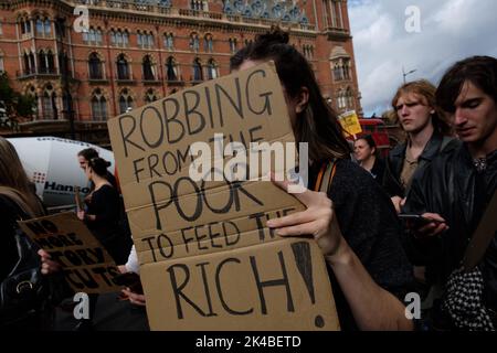 London, Großbritannien. 01. Oktober 2022. Eine Koalition von Gruppen, die genug ist genug, Just Stop Oil und Extinction Rebellion enthalten, fordern einen Herbst der Aktion, um die Lebenshaltungskosten zu bekämpfen, indem sie reale Lohnerhöhungen fordern, Sie senken die Energiekosten und besteuern die Reichen und die Klimakrise, indem sie die Entwicklung neuer fossiler Brennstoffe stoppen und günstige öffentliche Verkehrsmittel anbieten. Quelle: Joao Daniel Pereira/Alamy Live News Stockfoto