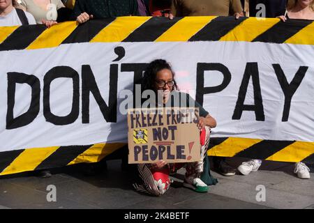 London, Großbritannien. 01. Oktober 2022. Eine Koalition von Gruppen, die genug ist genug, Just Stop Oil und Extinction Rebellion enthalten, fordern einen Herbst der Aktion, um die Lebenshaltungskosten zu bekämpfen, indem sie reale Lohnerhöhungen fordern, Sie senken die Energiekosten und besteuern die Reichen und die Klimakrise, indem sie die Entwicklung neuer fossiler Brennstoffe stoppen und günstige öffentliche Verkehrsmittel anbieten. Quelle: Joao Daniel Pereira/Alamy Live News Stockfoto