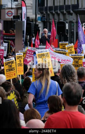 London, Großbritannien. 01. Oktober 2022. Eine Koalition von Gruppen, die genug ist genug, Just Stop Oil und Extinction Rebellion enthalten, fordern einen Herbst der Aktion, um die Lebenshaltungskosten zu bekämpfen, indem sie reale Lohnerhöhungen fordern, Sie senken die Energiekosten und besteuern die Reichen und die Klimakrise, indem sie die Entwicklung neuer fossiler Brennstoffe stoppen und günstige öffentliche Verkehrsmittel anbieten. Quelle: Joao Daniel Pereira/Alamy Live News Stockfoto