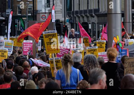 London, Großbritannien. 01. Oktober 2022. Eine Koalition von Gruppen, die genug ist genug, Just Stop Oil und Extinction Rebellion enthalten, fordern einen Herbst der Aktion, um die Lebenshaltungskosten zu bekämpfen, indem sie reale Lohnerhöhungen fordern, Sie senken die Energiekosten und besteuern die Reichen und die Klimakrise, indem sie die Entwicklung neuer fossiler Brennstoffe stoppen und günstige öffentliche Verkehrsmittel anbieten. Quelle: Joao Daniel Pereira/Alamy Live News Stockfoto