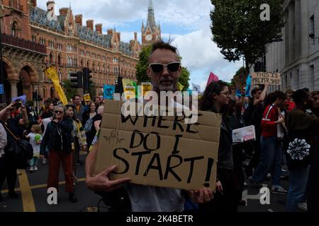 London, Großbritannien. 01. Oktober 2022. Eine Koalition von Gruppen, die genug ist genug, Just Stop Oil und Extinction Rebellion enthalten, fordern einen Herbst der Aktion, um die Lebenshaltungskosten zu bekämpfen, indem sie reale Lohnerhöhungen fordern, Sie senken die Energiekosten und besteuern die Reichen und die Klimakrise, indem sie die Entwicklung neuer fossiler Brennstoffe stoppen und günstige öffentliche Verkehrsmittel anbieten. Quelle: Joao Daniel Pereira/Alamy Live News Stockfoto