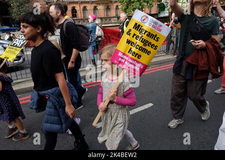 London, Großbritannien. 01. Oktober 2022. Eine Koalition von Gruppen, die genug ist genug, Just Stop Oil und Extinction Rebellion enthalten, fordern einen Herbst der Aktion, um die Lebenshaltungskosten zu bekämpfen, indem sie reale Lohnerhöhungen fordern, Sie senken die Energiekosten und besteuern die Reichen und die Klimakrise, indem sie die Entwicklung neuer fossiler Brennstoffe stoppen und günstige öffentliche Verkehrsmittel anbieten. Quelle: Joao Daniel Pereira/Alamy Live News Stockfoto