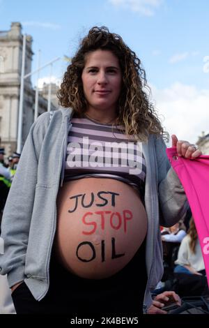 London, Großbritannien. 01. Oktober 2022. Eine Koalition von Gruppen, die genug ist genug, Just Stop Oil und Extinction Rebellion enthalten, fordern einen Herbst der Aktion, um die Lebenshaltungskosten zu bekämpfen, indem sie reale Lohnerhöhungen fordern, Sie senken die Energiekosten und besteuern die Reichen und die Klimakrise, indem sie die Entwicklung neuer fossiler Brennstoffe stoppen und günstige öffentliche Verkehrsmittel anbieten. Quelle: Joao Daniel Pereira/Alamy Live News Stockfoto