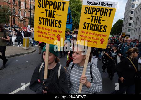 London, Großbritannien. 01. Oktober 2022. Eine Koalition von Gruppen, die genug ist genug, Just Stop Oil und Extinction Rebellion enthalten, fordern einen Herbst der Aktion, um die Lebenshaltungskosten zu bekämpfen, indem sie reale Lohnerhöhungen fordern, Sie senken die Energiekosten und besteuern die Reichen und die Klimakrise, indem sie die Entwicklung neuer fossiler Brennstoffe stoppen und günstige öffentliche Verkehrsmittel anbieten. Quelle: Joao Daniel Pereira/Alamy Live News Stockfoto