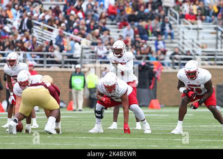 Alumni-Stadion. 1. Oktober 2022. MA, USA; Louisville Cardinals Quarterback Malik Cunningham (3) im Einsatz während des NCAA-Fußballspiels zwischen Louisville Cardinals und Boston College Eagles im Alumni Stadium. Anthony Nesmith/CSM/Alamy Live News Stockfoto