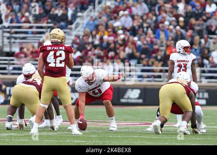 Alumni-Stadion. 1. Oktober 2022. MA, USA; der Offensivlinier Bryan Hudson (61) von Louisville Cardinals reagiert während des NCAA-Fußballspiels zwischen Louisville Cardinals und Boston College Eagles im Alumni Stadium. Anthony Nesmith/CSM/Alamy Live News Stockfoto