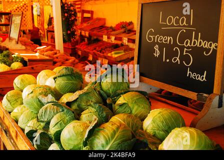 Ein Bauernmarkt verkauft lokal angebautes Bio-Gemüse und -Produkte an einem Farmstand am Straßenrand auf Southampton, Long Island Stockfoto