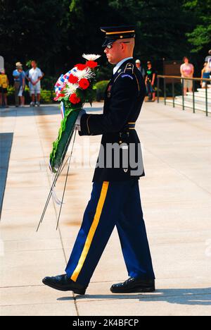 Ein Ehrengardersoldat legt am Memorial Day auf dem Arlington National Cemetery in der Nähe von Washington, DC, einen Kranz am Grab des unbekannten Soldaten nieder Stockfoto