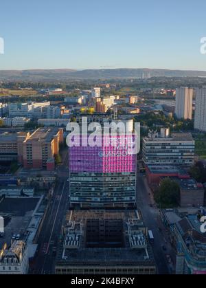 Luftaufnahme der Menschen machen Glasgow Zeichen auf hohen Turm Gebäude im Stadtzentrum Stockfoto