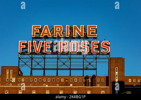 Farine Five Roses Sign, Lachine Canal, Griffintown, Montreal, Quebec, Kanada. Stockfoto