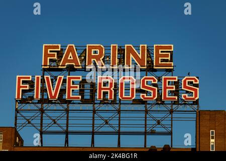 Farine Five Roses Sign, Lachine Canal, Griffintown, Montreal, Quebec, Kanada. Stockfoto