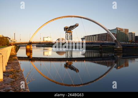 Luftaufnahme der Menschen machen Glasgow Zeichen auf hohen Turm Gebäude im Stadtzentrum Stockfoto