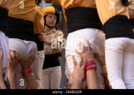 Tarragona, Katalonien, Spanien. 1. Oktober 2022. Ein junges Mädchen, das normalerweise oben auf dem Stapel platziert ist, bereitet sich während des achtundzwanzigsten „concurs de Castells“-Wettkampfes zum menschlichen Turm von Castelleras vor. (Bild: © Eric Renom/ZUMA Press Wire) Stockfoto