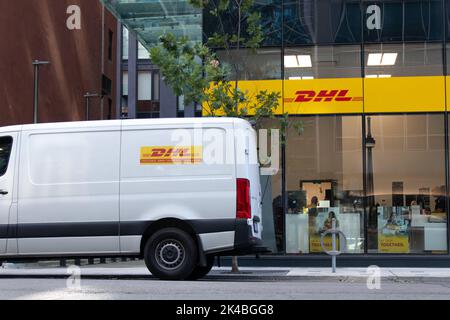 Ein DHL-Lieferwagen vor einem neu eröffneten DHL-Büro in der Innenstadt von Toronto. Stockfoto