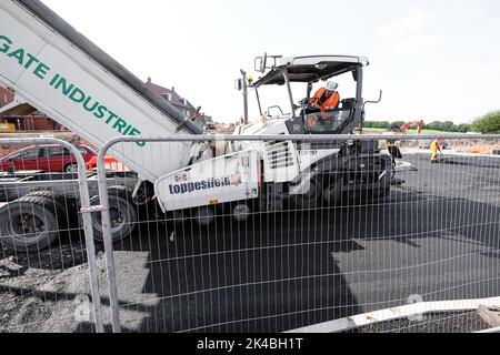 Asphaltfertiger auf Asphalt auf einer neuen Straße Stockfoto