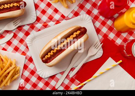 KIEW, UKRAINE - 14. SEPTEMBER 2021. Traditionelle Hot Dogs, pommes Frites, Getränke und Saucen. Speisekarte im Restaurant Stockfoto