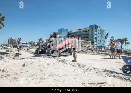 Das 202. RED HORSE Squadron hat in Fort Myers Beach, Florida, als Reaktion auf den 30. September 2022, den US-Bundesstaat Florida, klare Straßen. (USA Foto der Air National Guard von Senior Airman Jesse Hanson) Stockfoto