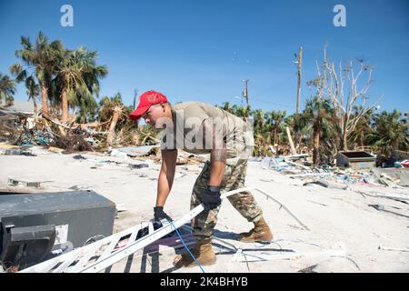 Das 202. RED HORSE Squadron hat in Fort Myers Beach, Florida, als Reaktion auf den 30. September 2022, den US-Bundesstaat Florida, klare Straßen. (USA Foto der Air National Guard von Senior Airman Jesse Hanson) Stockfoto
