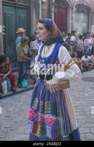 Ponte de Lima - 10. September 2022: Junge Menschen in den traditionellen Kostümen Nordportugals bei der Feiras Novas Festparade. Stockfoto