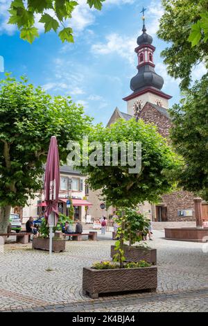 Rüdesheim, Hessen, Deutschland. Marktplatz, St. Jacobus Katholische Kirche im Hintergrund. Stockfoto