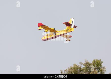 Die Amphibienflugzeuge Canadair CL-415 fliegen in die Küstengewässer, um Wasser aus dem Meer zu sammeln und das spanische Wildfeuer zu bekämpfen Stockfoto