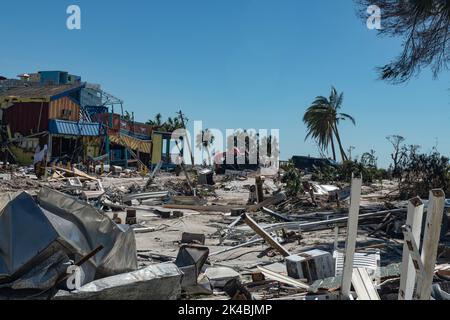 Das 202. RED HORSE Squadron hat in Fort Myers Beach, Florida, als Reaktion auf den 30. September 2022, den US-Bundesstaat Florida, klare Straßen. (USA Foto der Air National Guard von Senior Airman Jesse Hanson) Stockfoto