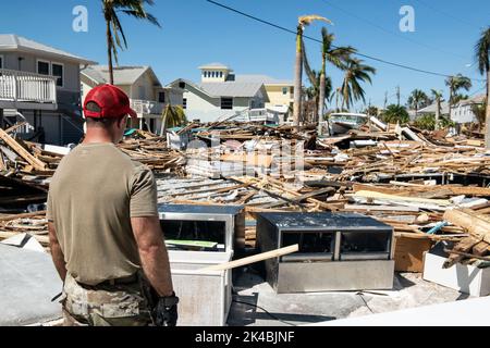 Das 202. RED HORSE Squadron hat in Fort Myers Beach, Florida, als Reaktion auf den 30. September 2022, den US-Bundesstaat Florida, klare Straßen. (USA Foto der Air National Guard von Senior Airman Jesse Hanson) Stockfoto