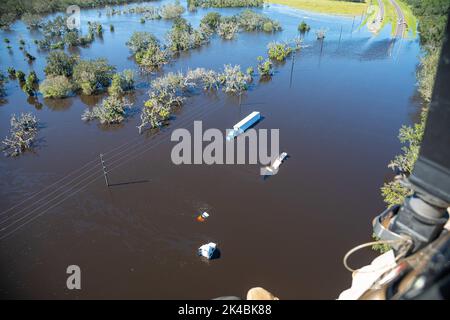 Air and Marine Operations Luftbesatzungen reagieren auf die betroffenen Gebiete entlang der Küste Floridas, nachdem der Sturmkanfall durch den US-Bundesstaat Ian erfolgt ist. Die Besatzungen sind mit einem Hebezeug ausgestattet, um allen zu helfen, die eine Notabsaugung benötigen. Foto von Ozzy Trevino Stockfoto