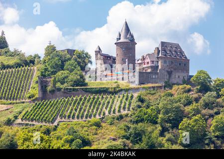 Rheintal, Bacharach, Deutschland. Burg Stahleck, 12. Jahrhundert, jetzt eine Jugendherberge. Stockfoto